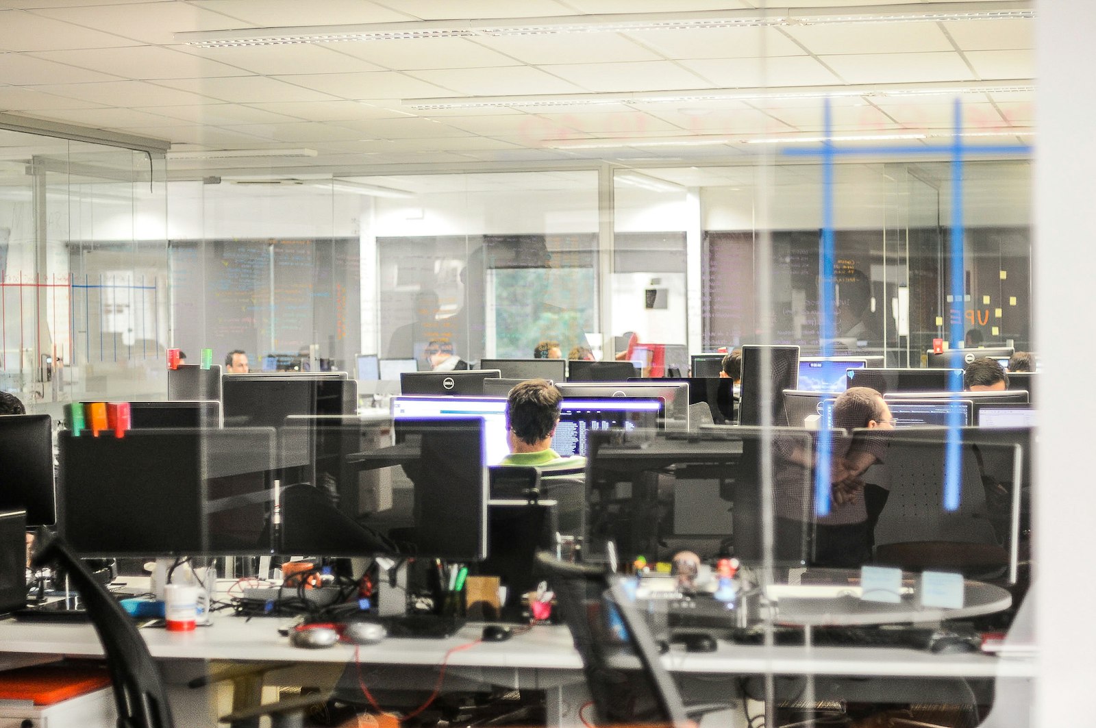 Backoffice técnico com estações de trabalho